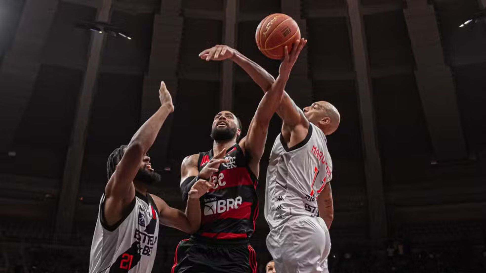 NBB: Flamengo vence Vasco por 84 a 79 e segue líder do campeonato