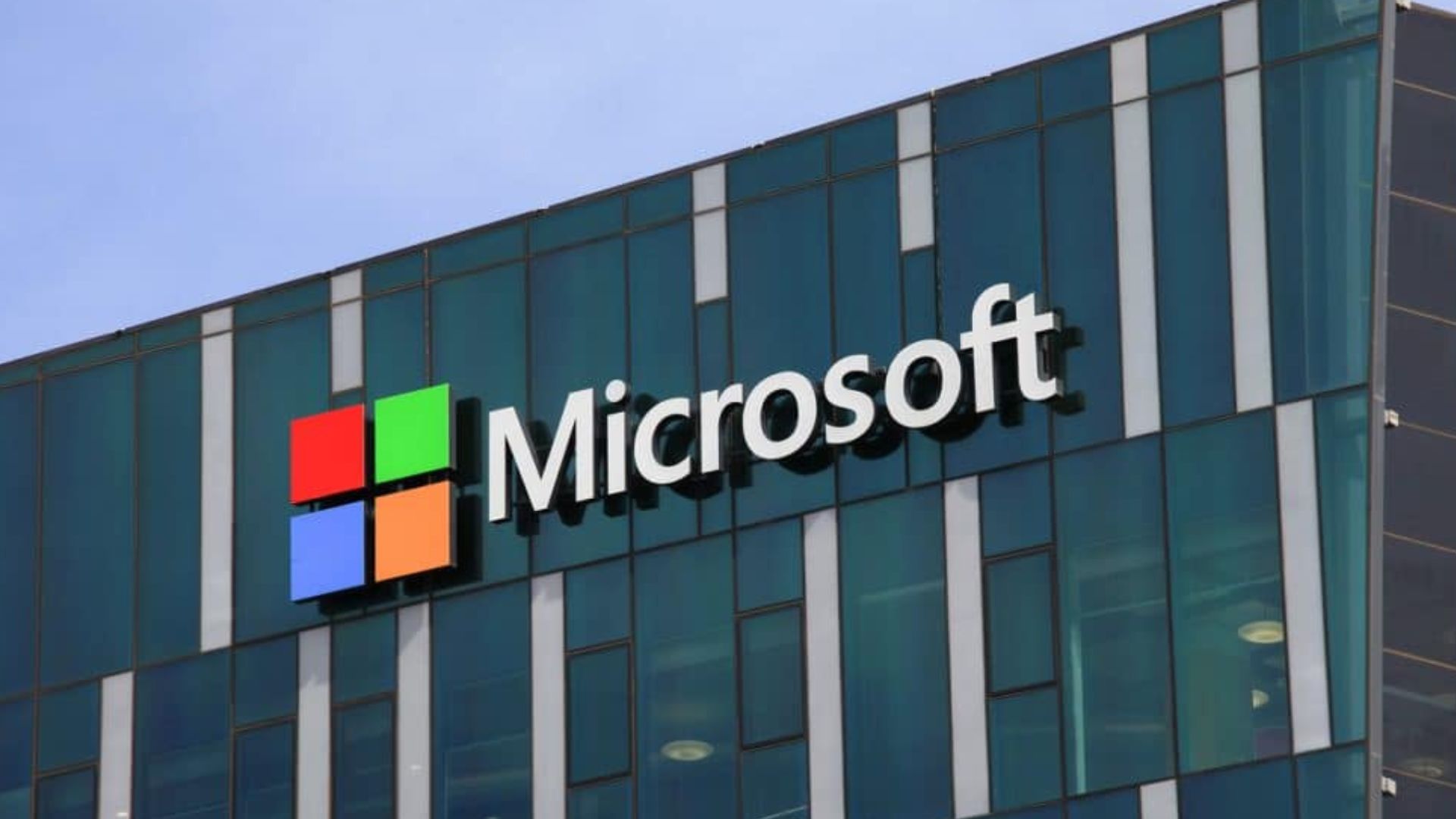 Microsoft pode ultrapassar Apple como empresa mais valiosa do mundo após queda das ações da “maçã”