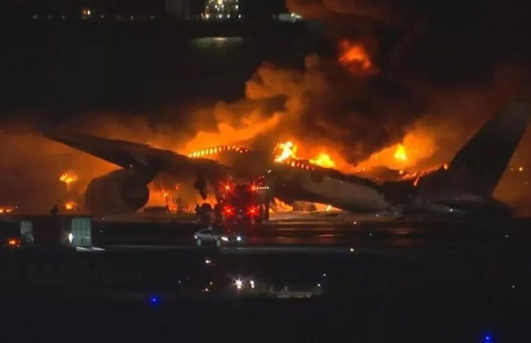 Avião da Japan Airlines pega fogo em aeroporto de Tóquio