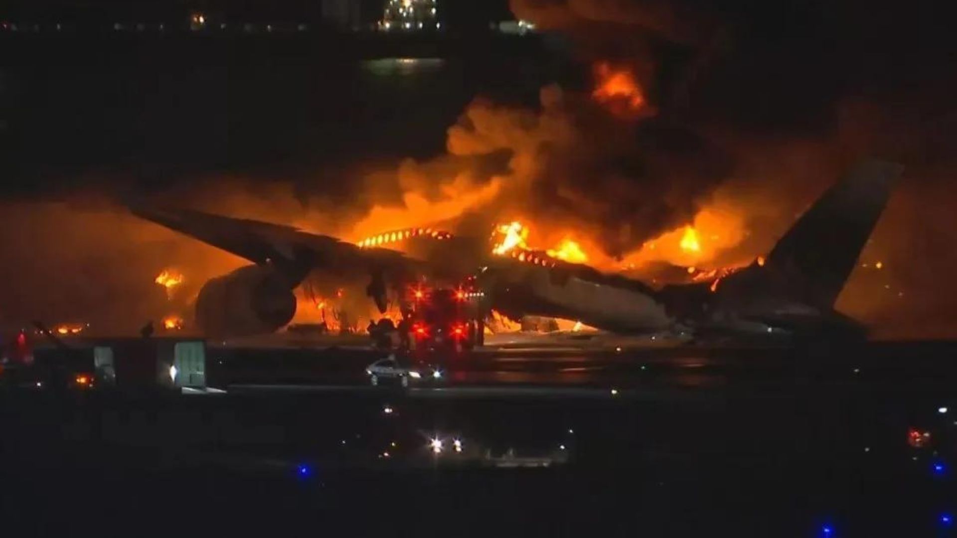 Avião da Japan Airlines pega fogo em aeroporto de Tóquio