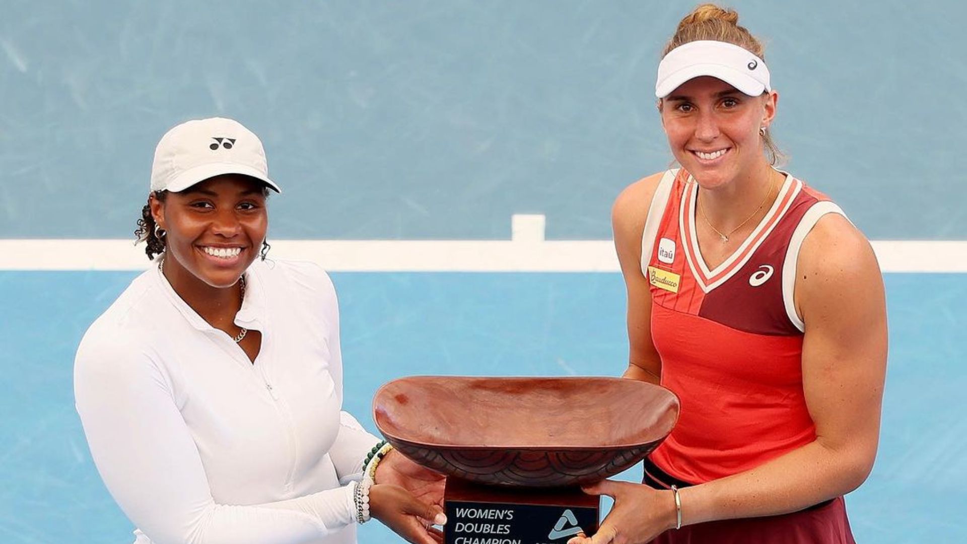 Bia Haddad é campeã nas duplas no WTA 500 de Adelaide ao lado de Taylor Townsend