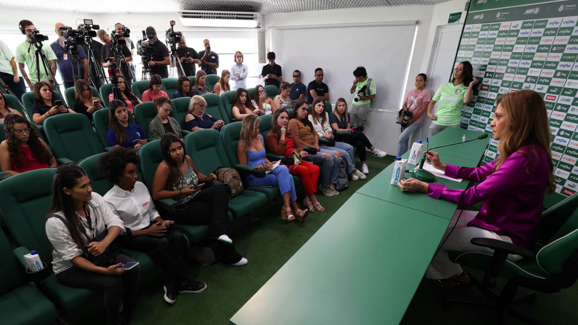 Presidente do Palmeiras, Leila Pereira, convoca coletiva apenas com mulheres