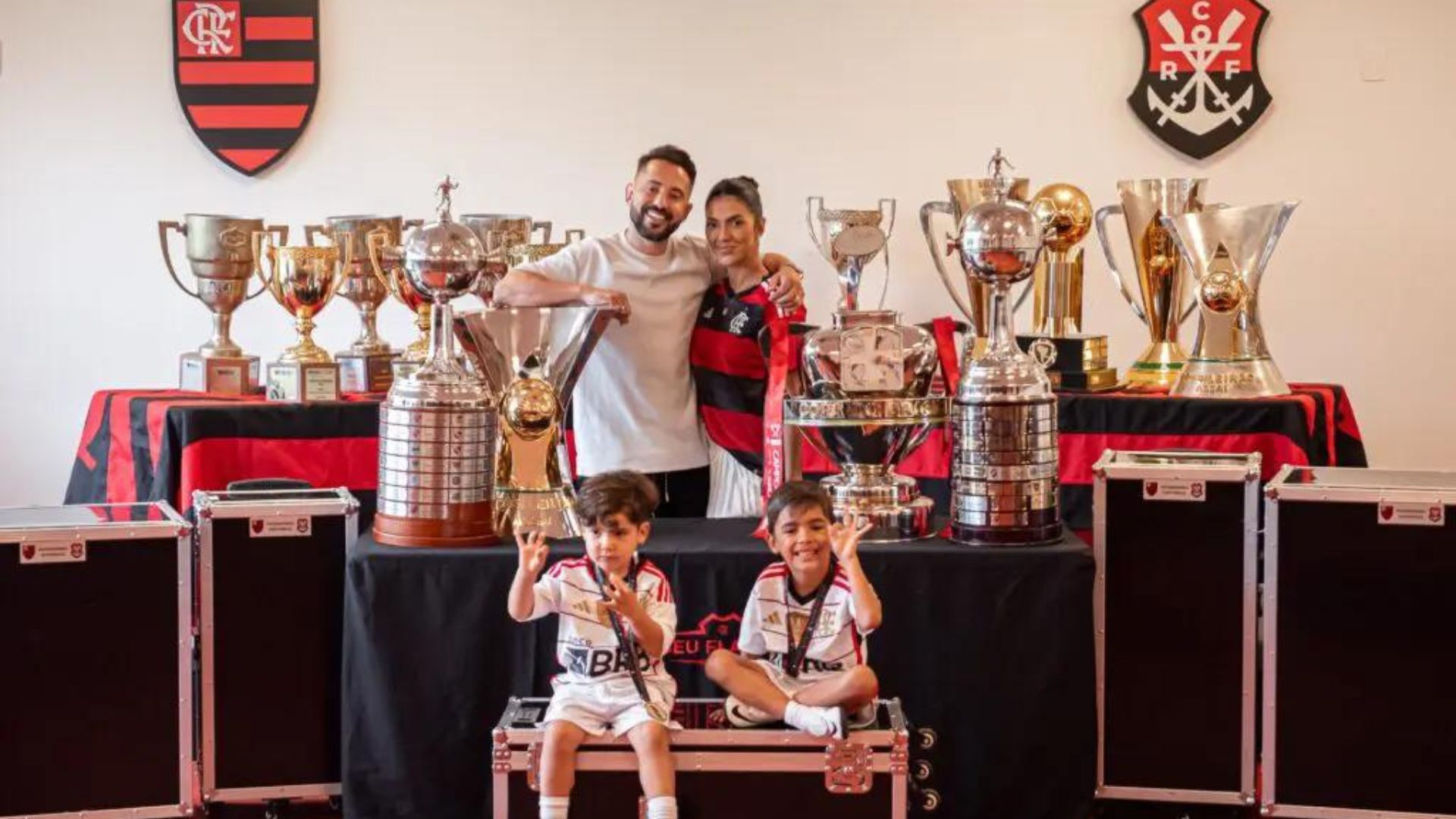 Ídolo do clube, Everton Ribeiro ganha homenagens do Flamengo. Jogador foi contratado pelo Bahia