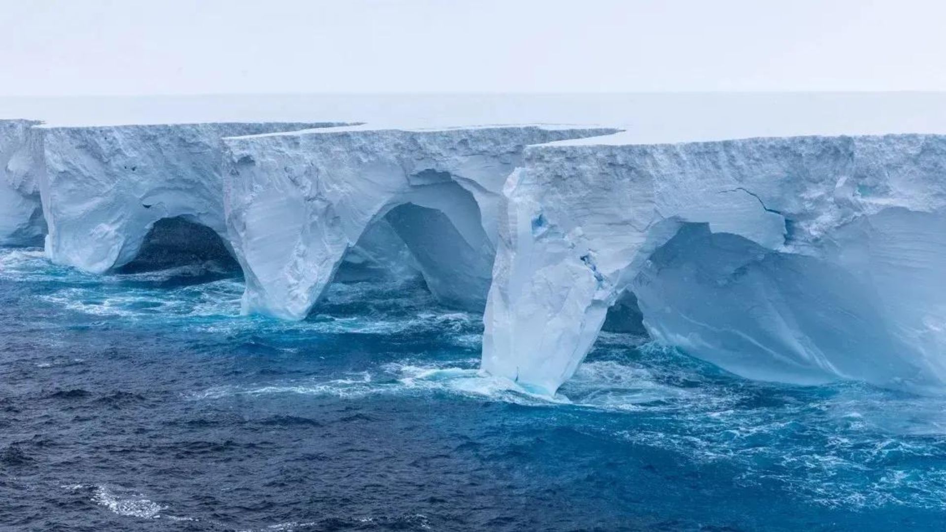 Cavernas são abertas em maior iceberg do mundo após derretimento