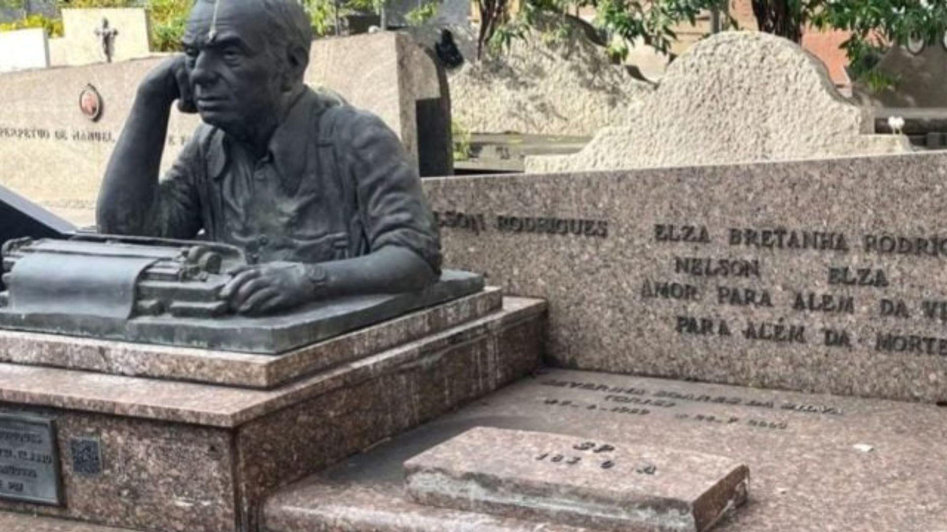 Busto do túmulo de Nelson Rodrigues é roubado do Cemitério São João Batista