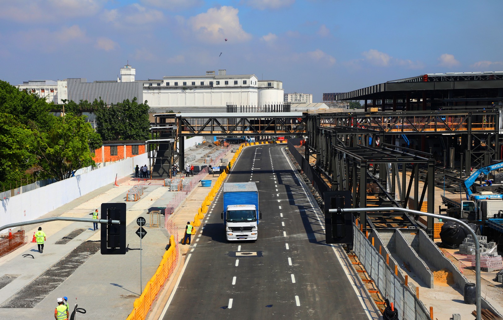 Circulação viária na Avenida Francisco Bicalho será alterada a partir de sábado