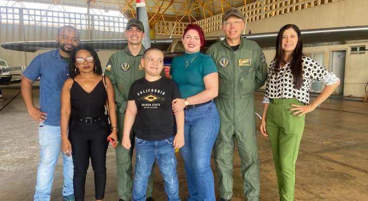 Criança autista realiza sonho de conhecer aeronave em Tocantins