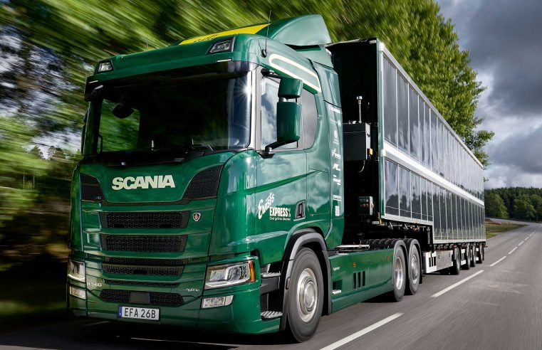 Novo caminhão híbrido da Scania é equipado com painéis solares