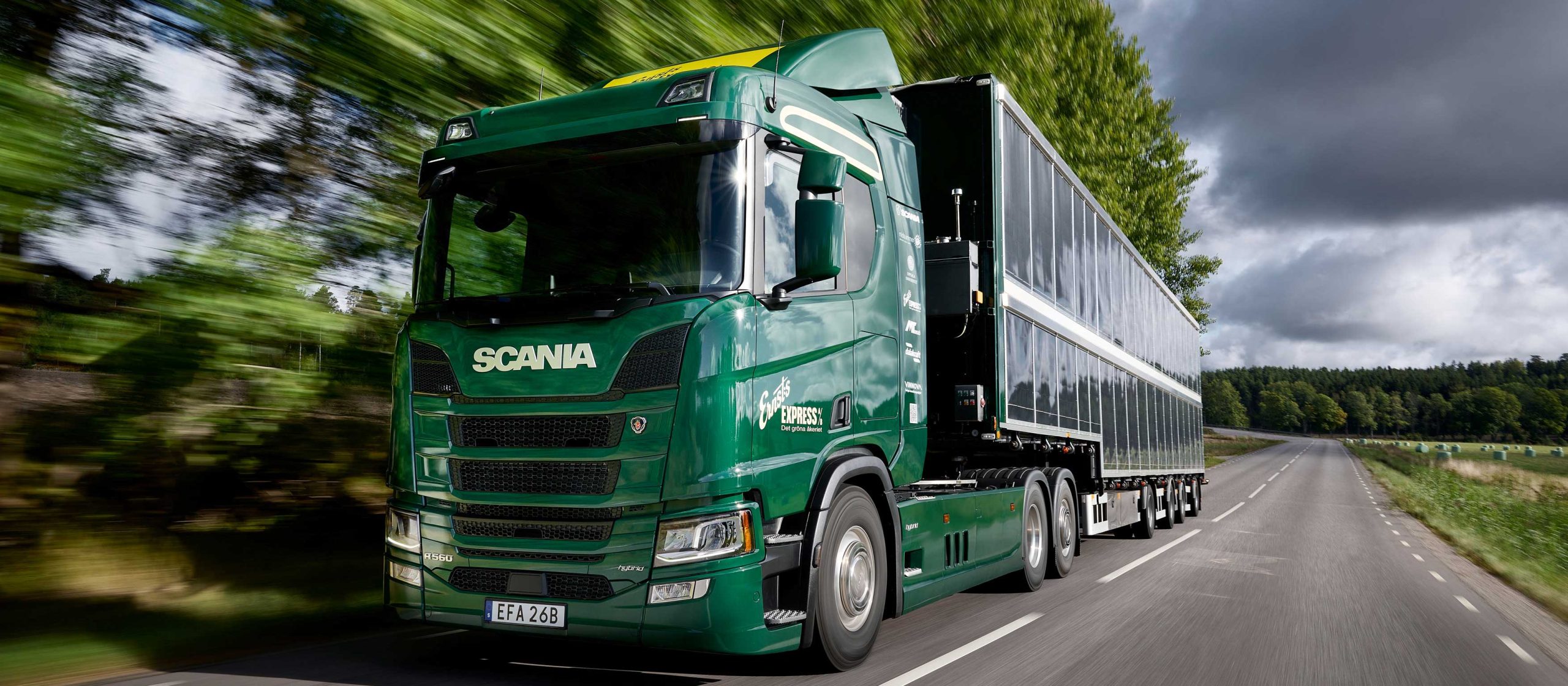 Novo caminhão híbrido da Scania é equipado com painéis solares