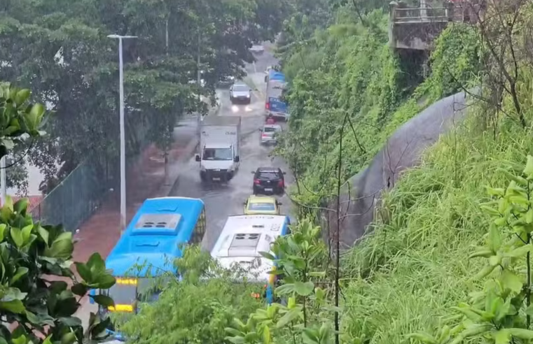 Chuva provoca interdição na Avenida Niemeyer nesta terça (23)