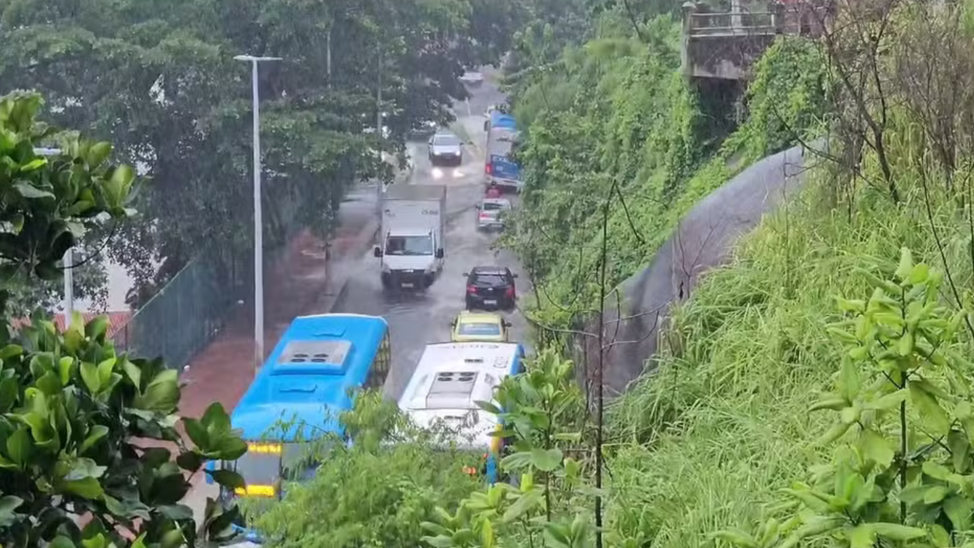 Chuva provoca interdição na Avenida Niemeyer nesta terça (23)