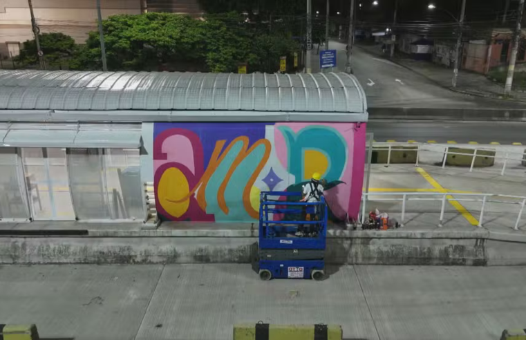 Grupo de grafiteiros decora estações do BRT na Avenida Brasil