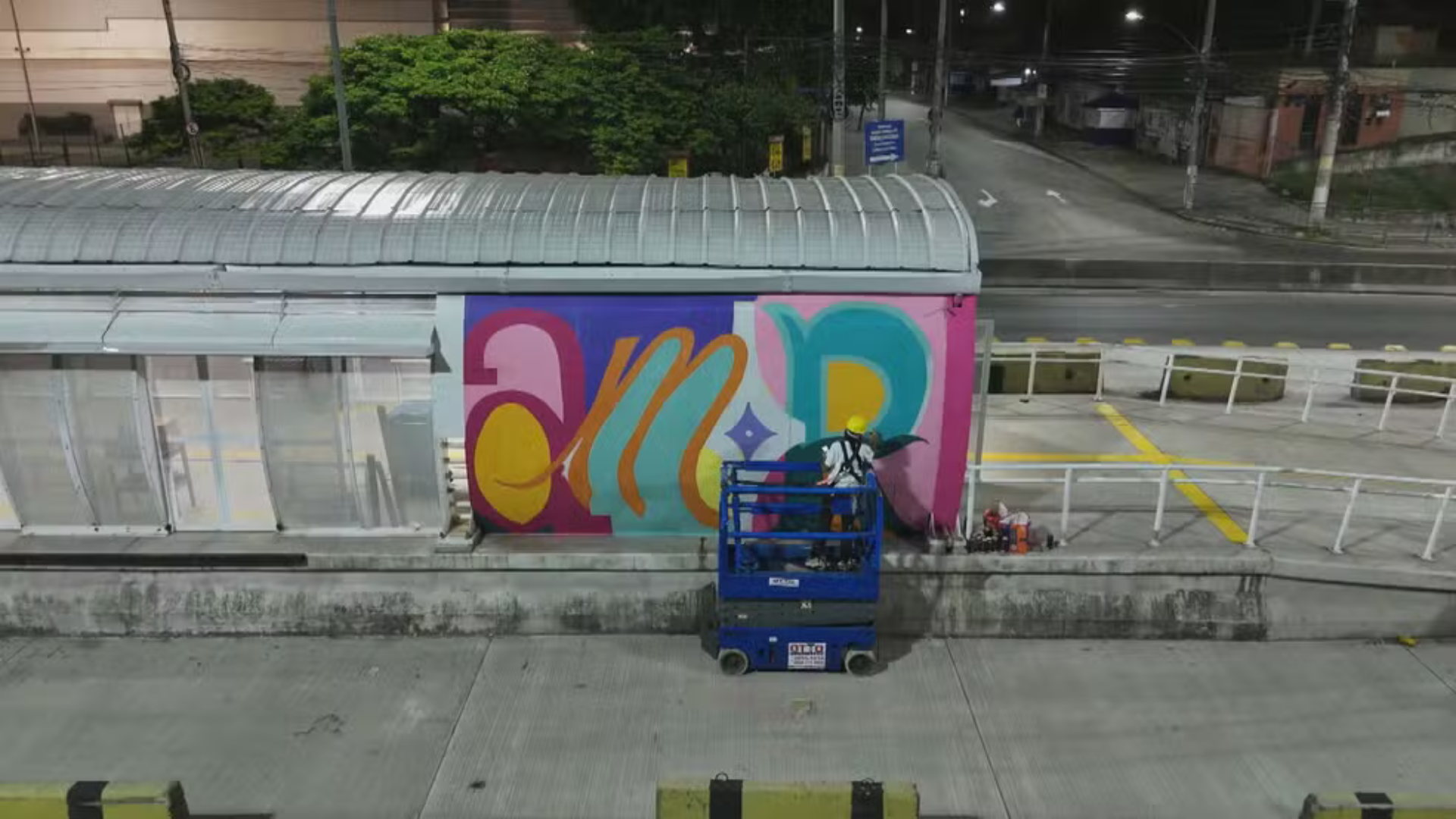 Grupo de grafiteiros decora estações do BRT na Avenida Brasil