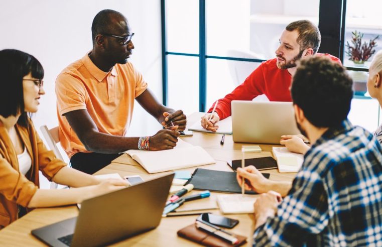 Semana de 4 dias de trabalho começa a ser testada no Brasil