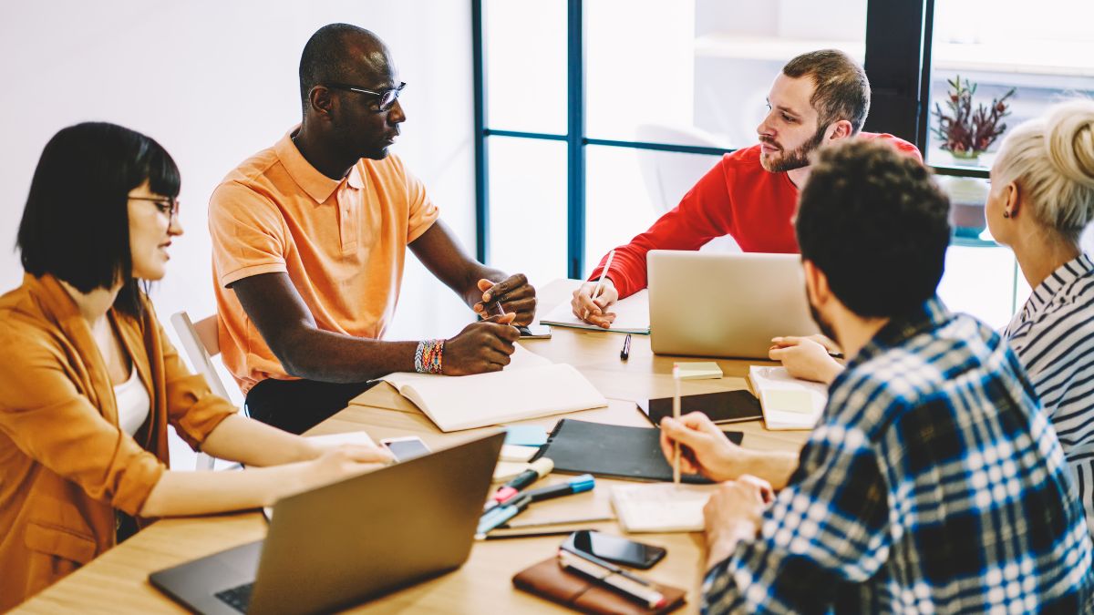 Semana de 4 dias de trabalho começa a ser testada no Brasil