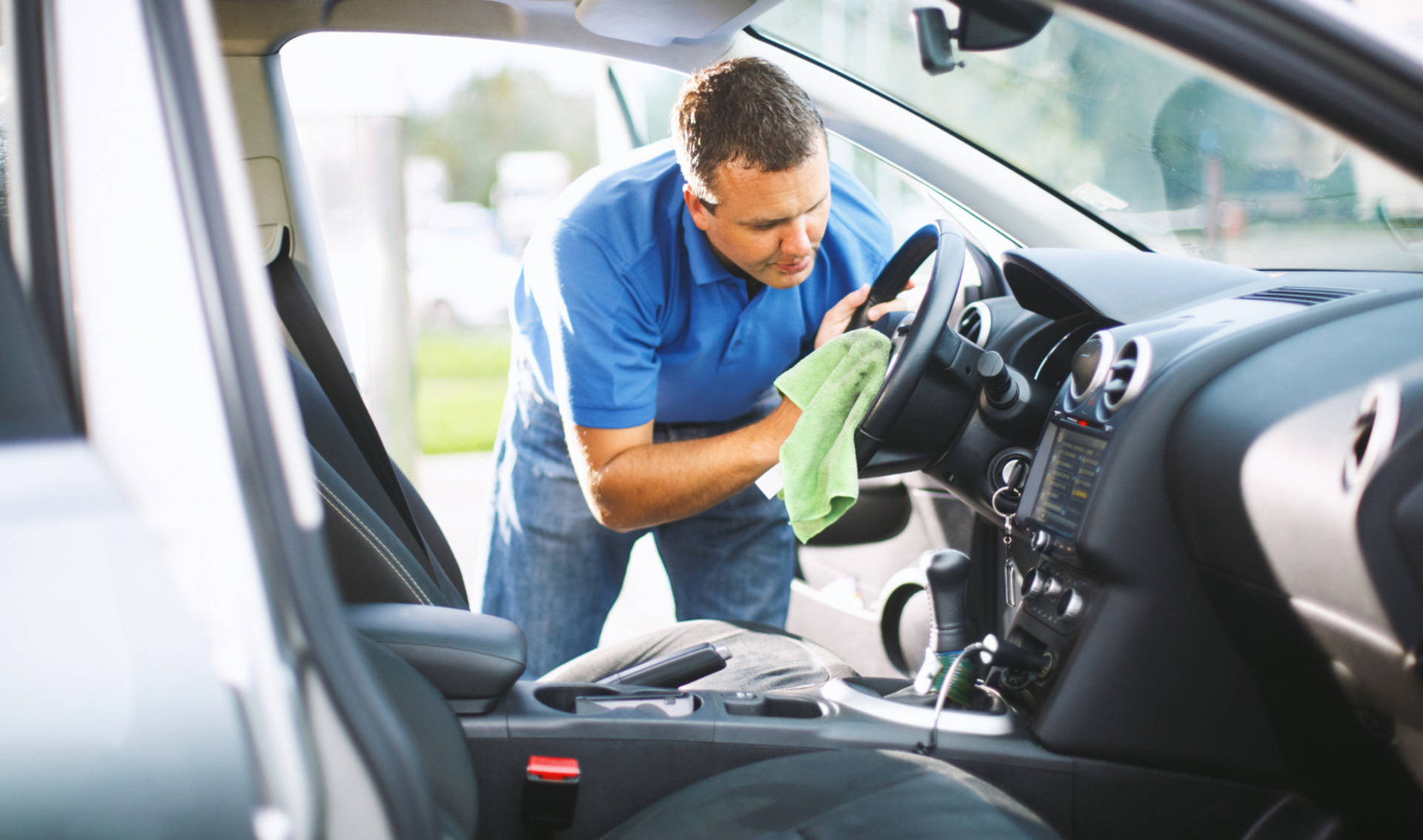 Higienizar o interior do carro evita problemas respiratórios