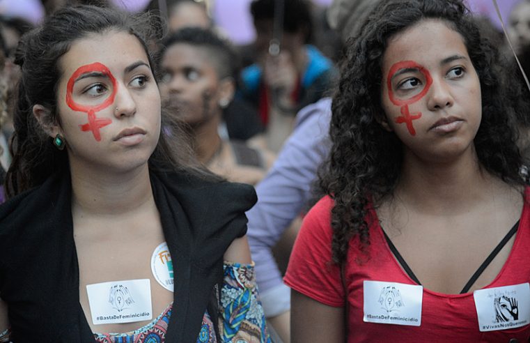 4 mulheres morrem por dia vítimas de feminicídio no Brasil