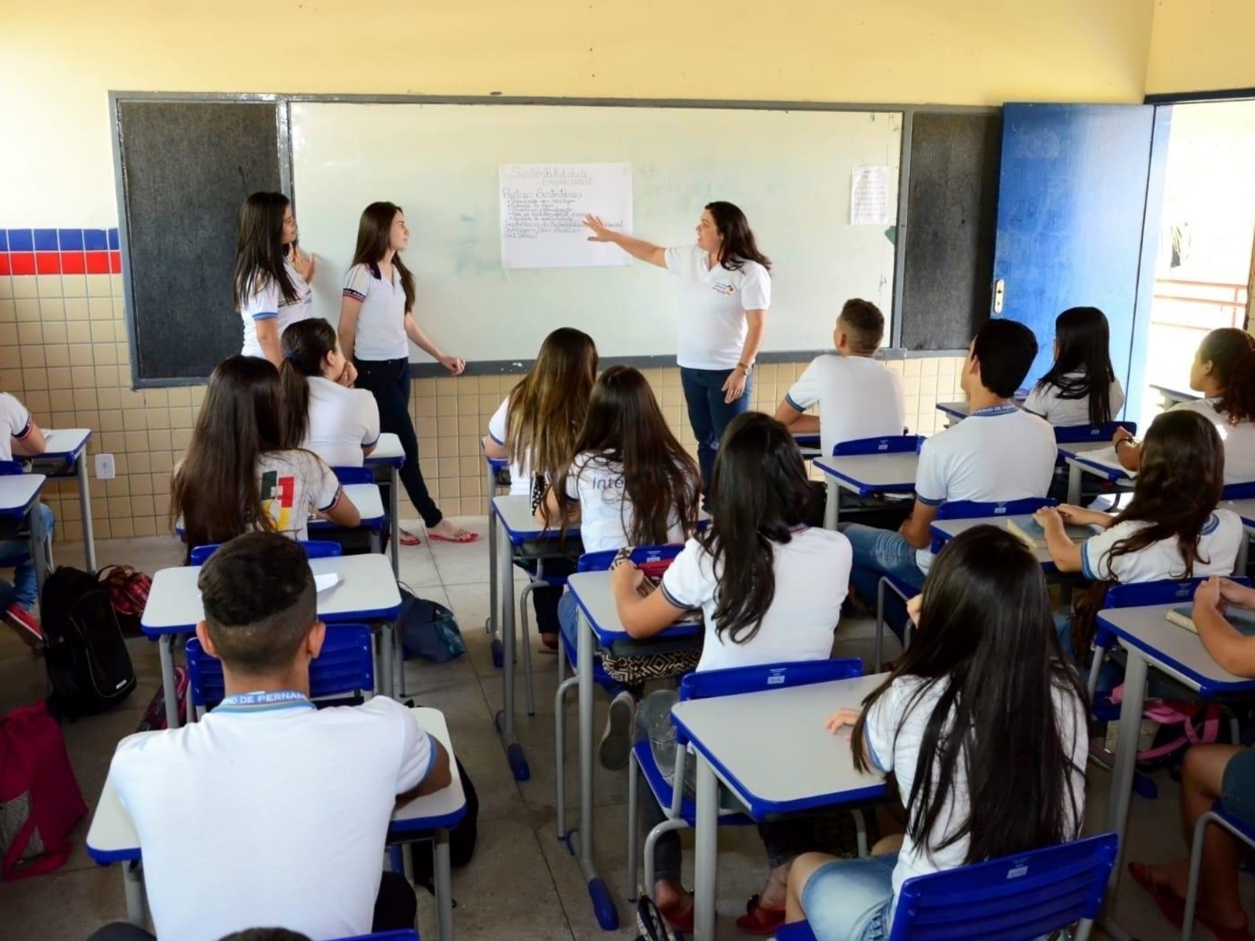 Ensino médio: Pé-de-Meia dará R$ 2 mil por ano a alunos de baixa renda