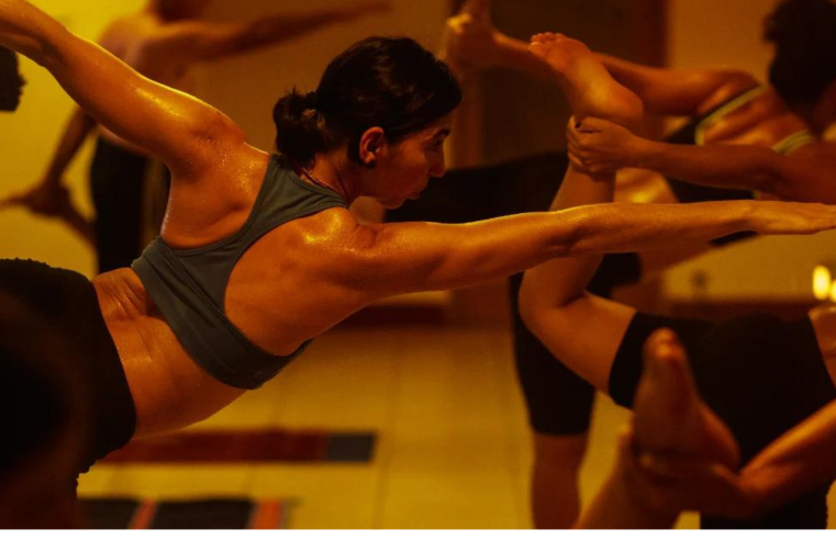 Hot yoga ajuda na transformação da saúde física e mental