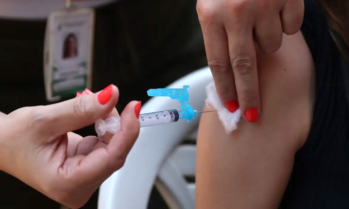 Alternar braço que recebe vacina de Covid potencializa eficácia