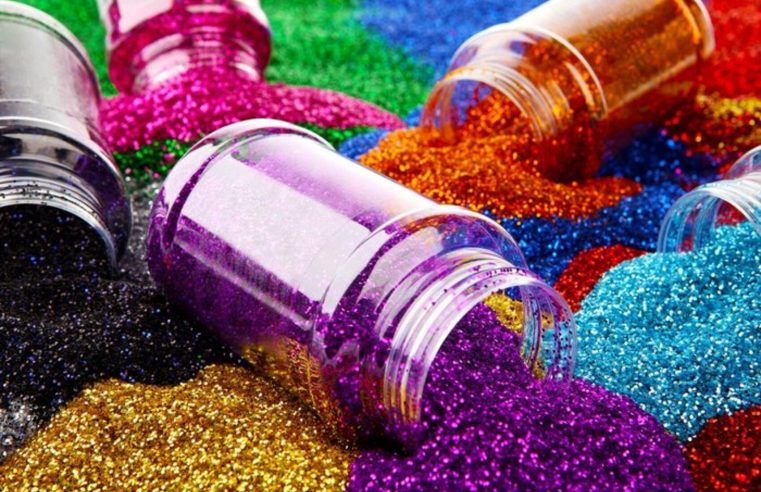 Estudo mostra como glitter usado no carnaval contamina rios e oceanos 