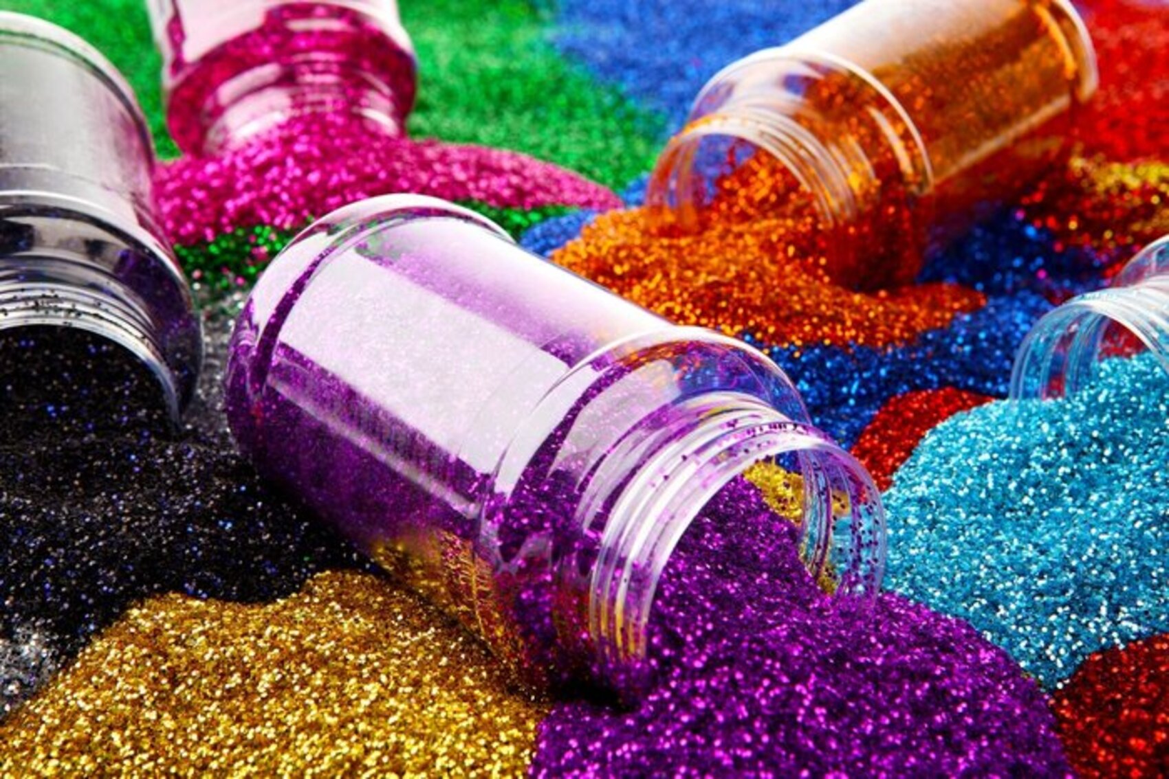 Estudo mostra como glitter usado no carnaval contamina rios e oceanos 