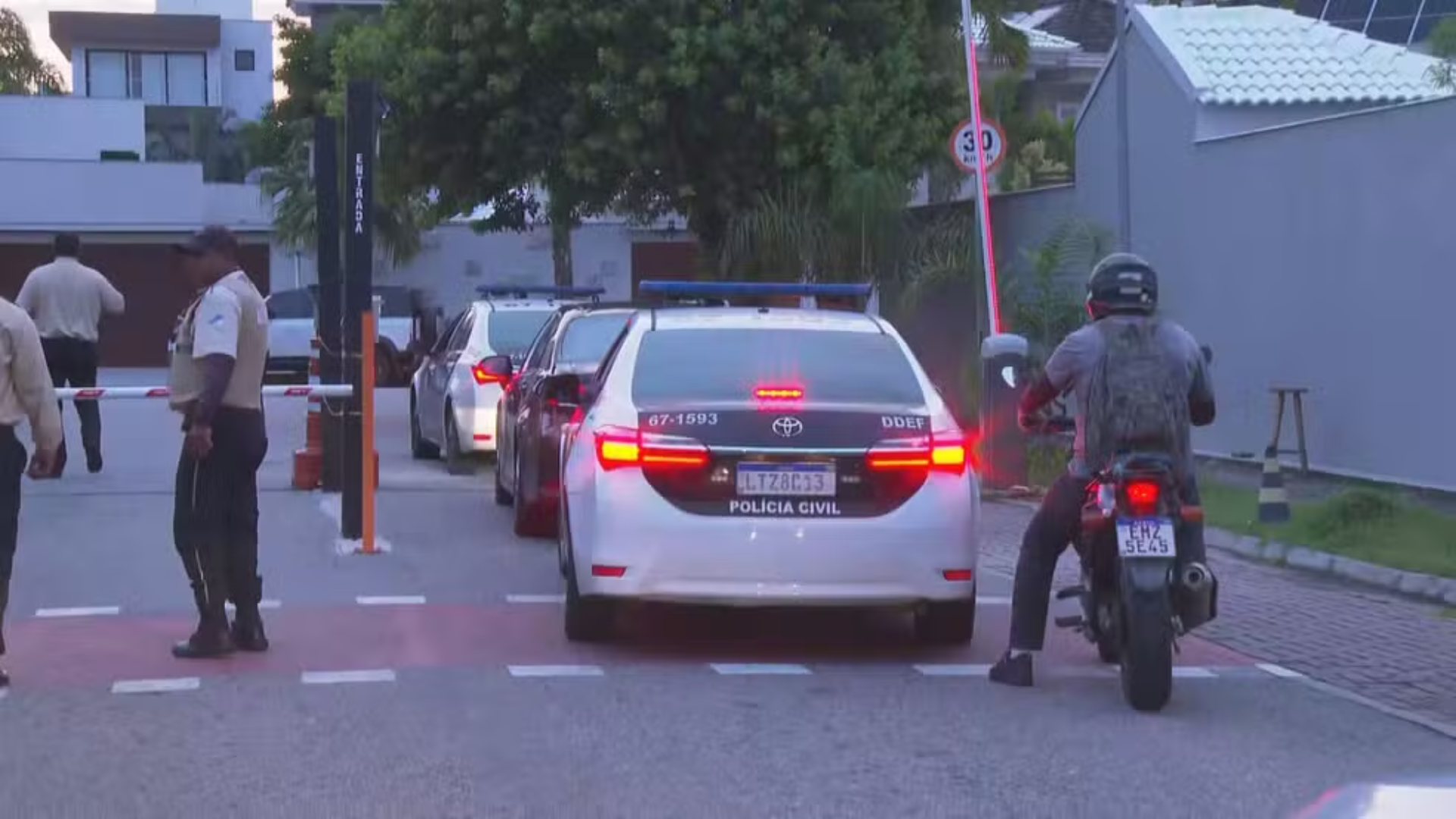 Operação na Vila Aliança mira milícia de Zinho e PMs são recebidos com barricadas e tiros