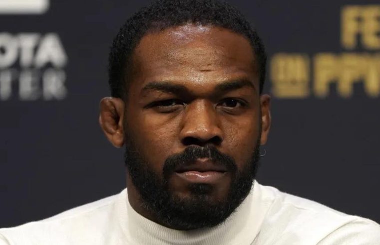 Jon Jones diz que recusou convite para lutar no UFC 300