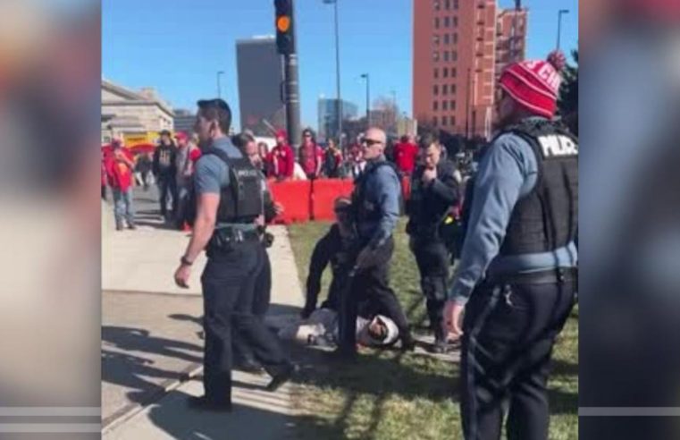 Polícia prende suspeito em tiroteio durante desfile da vitória do Super Bowl