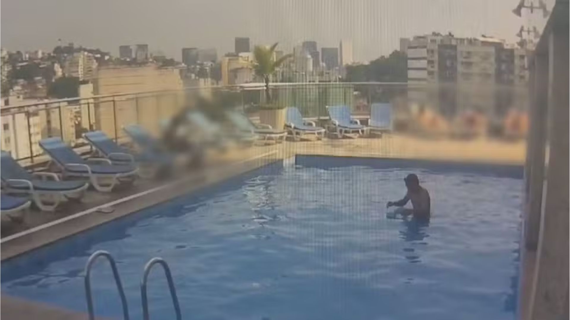 Homem finge ser hóspede de hotel, fala inglês para usar piscina, mas acaba preso