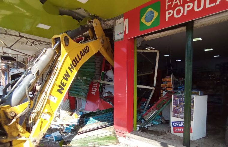 Bandidos usam retroescavadeira para roubar caixa eletrônico dentro de fármacia