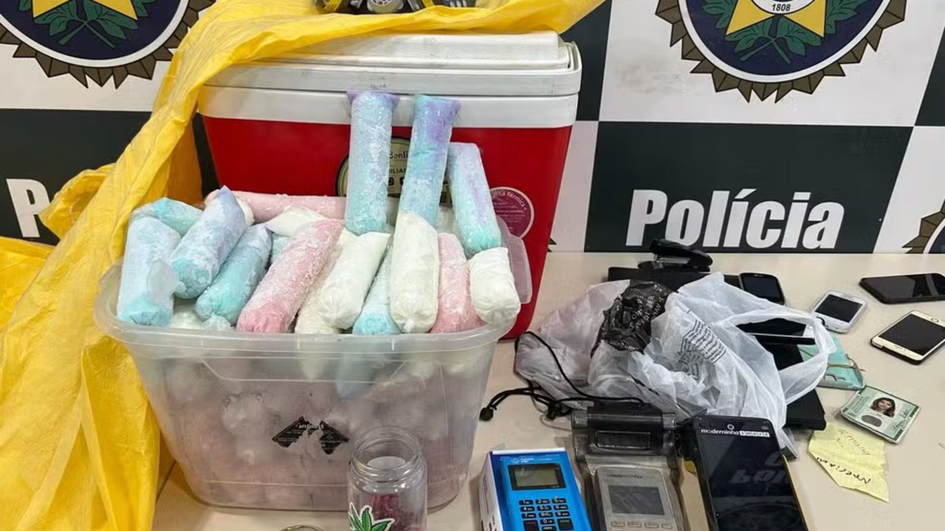 Polícia apreende supostos sacolés ‘batizados’ com MDMA que seriam vendidos em blocos de carnaval