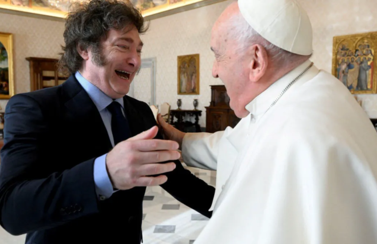 Paz selada com alfajores e biscoitos entre Papa Francisco e Javier Milei no Vaticano