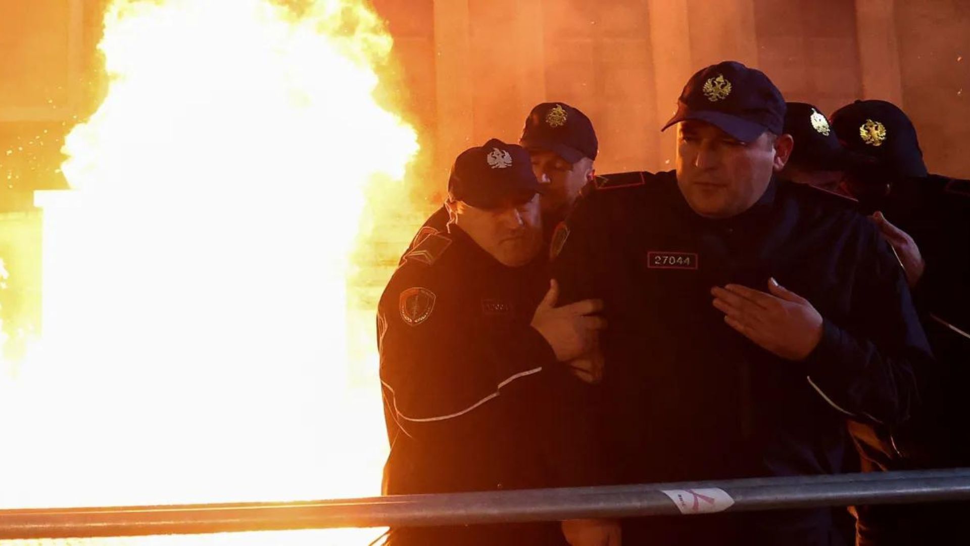 Opositores atiram coquetéis molotov contra prédio do governo da Albânia