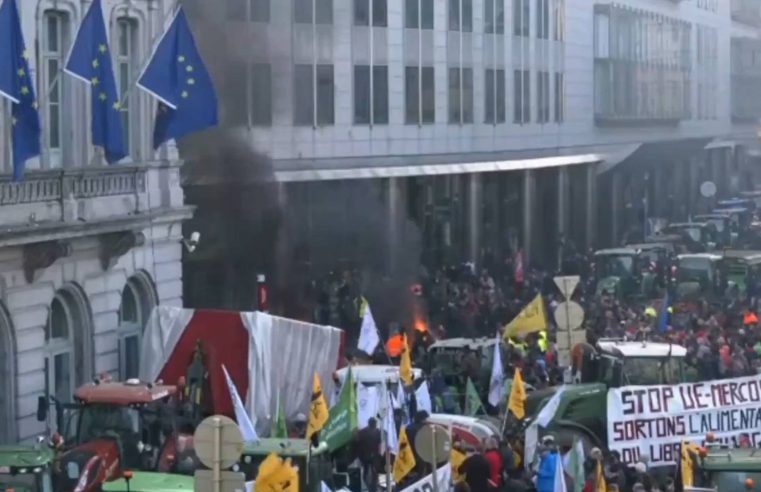 Agricultores protestam em Bruxelas, tratores e pneus foram queimados