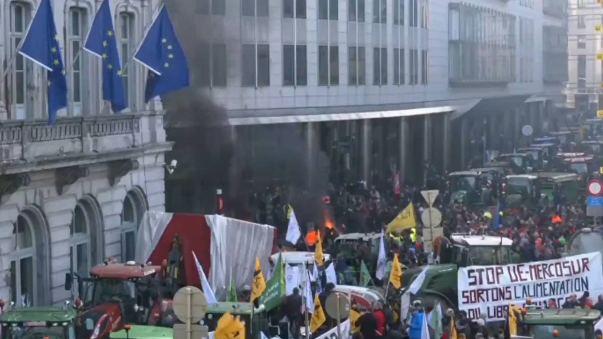 Agricultores protestam em Bruxelas, tratores e pneus foram queimados