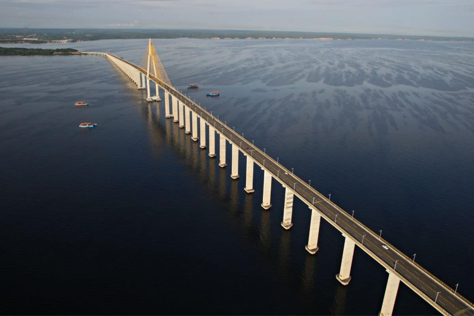 Rio Negro volta a subir, muda paisagens e reaquece economia de Manaus 