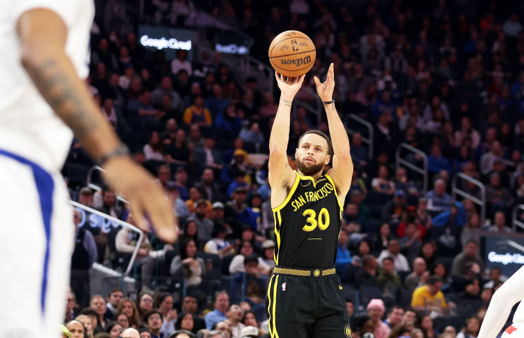 Curry alcançou ao menos 7 conversões em bolas de 3 pontos em quatro partidas seguidas