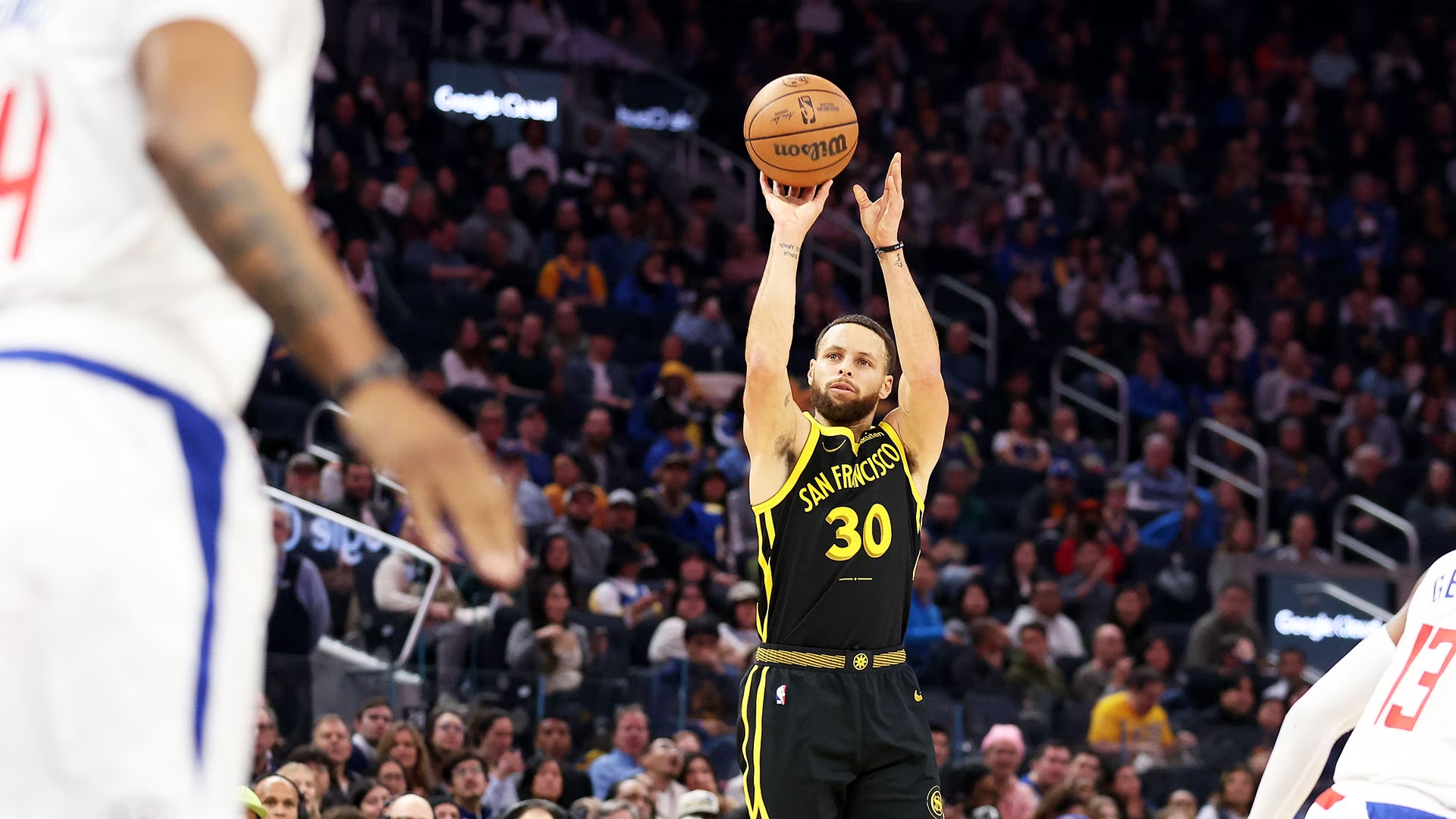 Curry alcançou ao menos 7 conversões em bolas de 3 pontos em quatro partidas seguidas