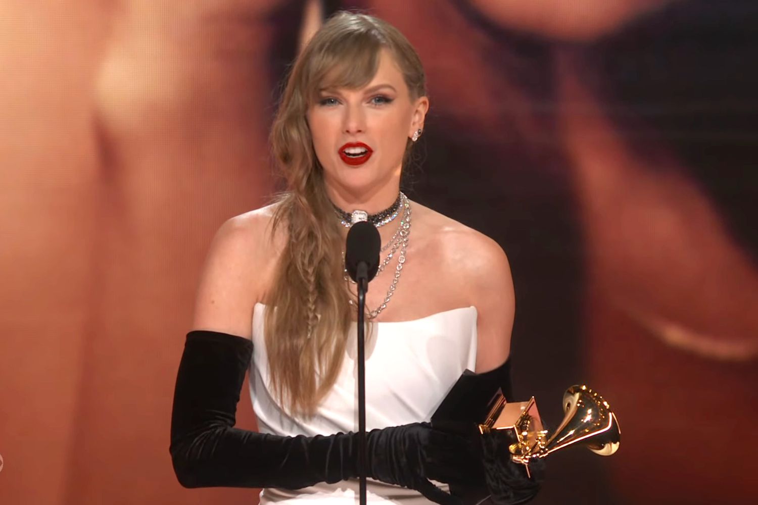 Grammy 2024: Taylor Swift se torna artista com mais vitórias em álbum do ano 