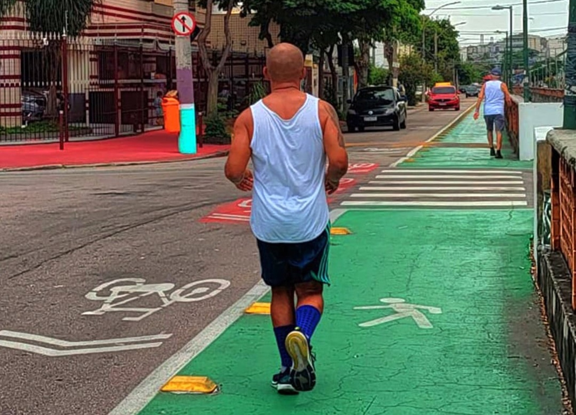 Prefeitura revitaliza a pista de caminhada na Vila da Penha