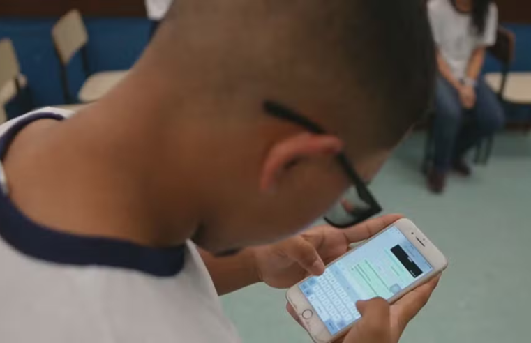 Rede Municipal do Rio proíbe uso de celular até no recreio escolar