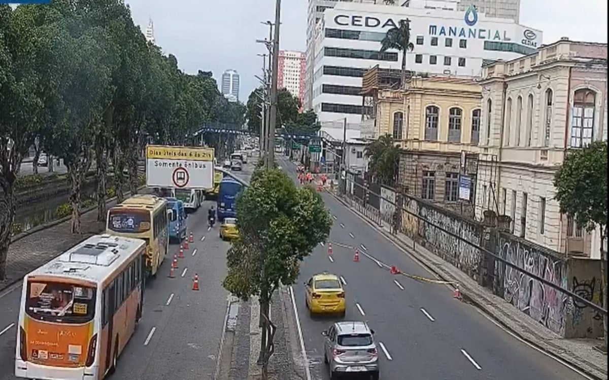 Pista lateral da av. Presidente Vargas segue interditada, por eminência de desabamento, no sentido Candelária