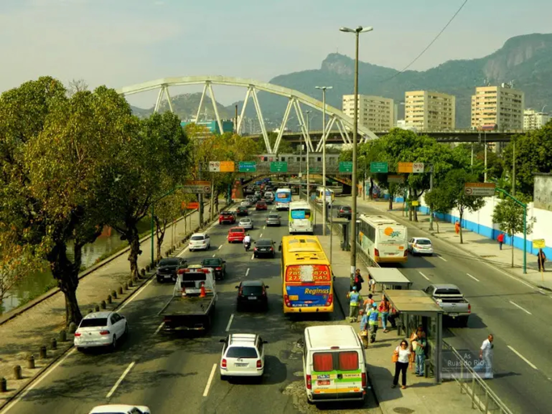 CET-Rio monta esquema de trânsito para obras na via férrea na Av. Francisco Bicalho