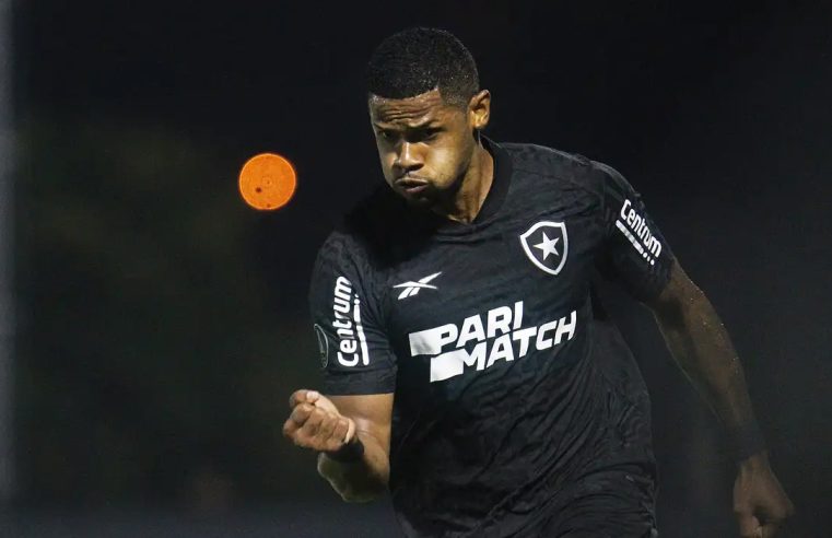 Botafogo, com um a menos, empata em 1 X 1 com o Bragantino e avança na Libertadores