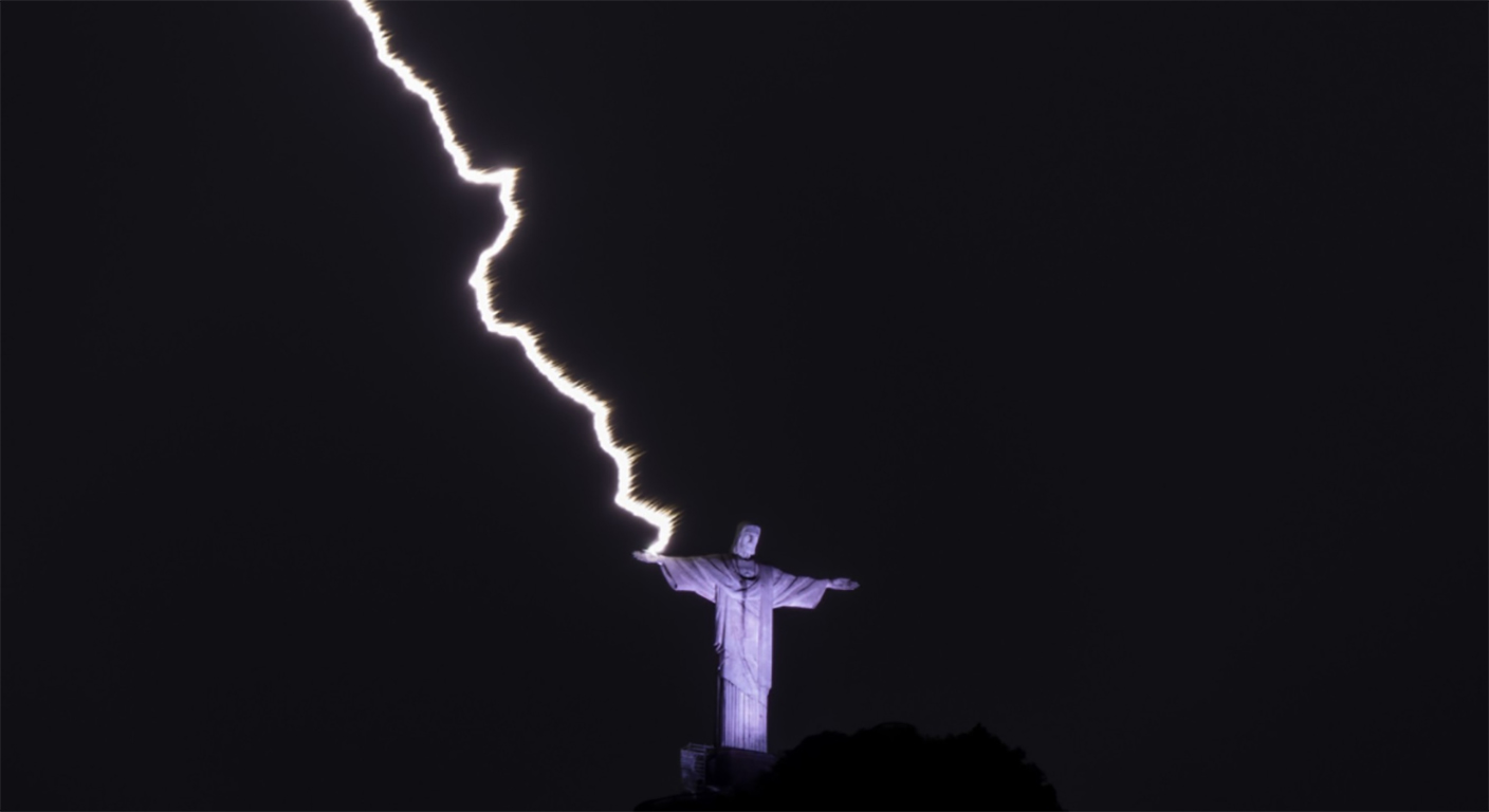 Equipamentos elétricos da estátua do Cristo são danificados por raios