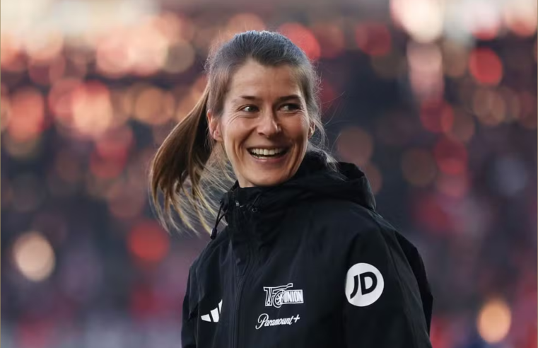 Marie-Louise Eta, auxiliar técnica do Union Berlin, celebra quebra de barreiras no futebol masculino