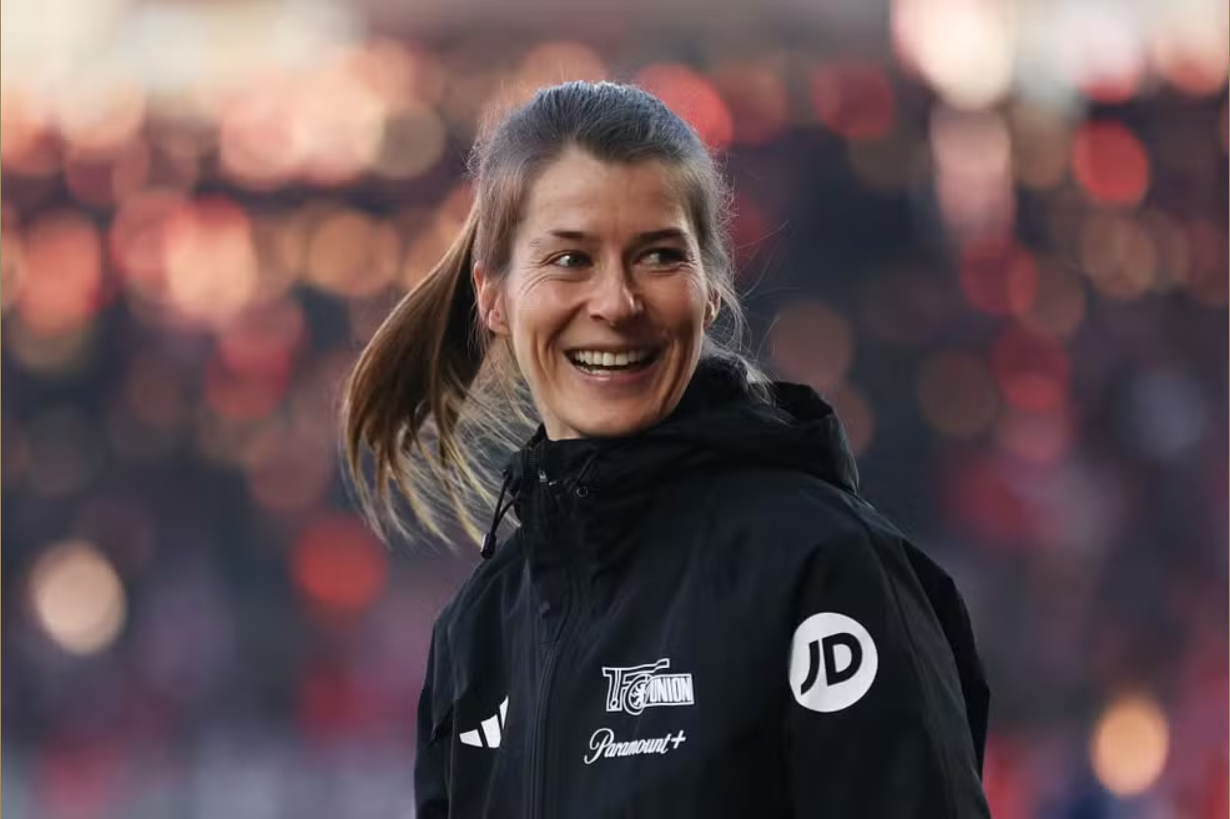 Marie-Louise Eta, auxiliar técnica do Union Berlin, celebra quebra de barreiras no futebol masculino