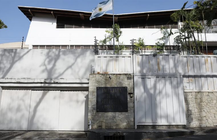 Após conceder asilo, embaixada argentina tem a luz cortada na Venezuela