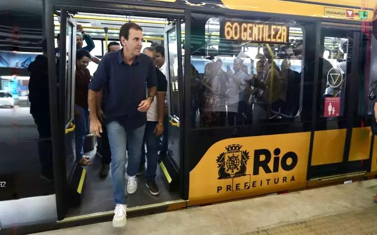Eduardo Paes faz a primeira viagem em BRT Transbrasil. Corredor começou a funcionar neste sábado (30)